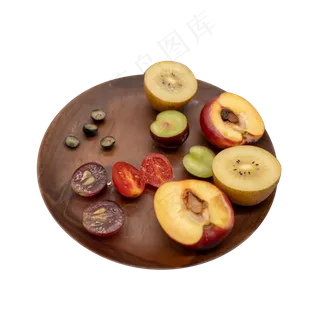 切开的水果和木盘