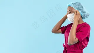 女医生整理她的医用面罩