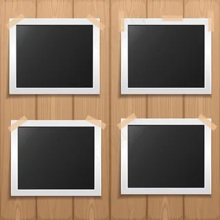 把复古照片用胶带粘在木板上。现实照片相框集合放置在木制背景上。模板照片设计。