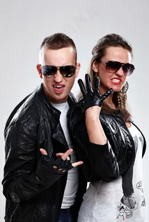 穿皮衣的酷情侣