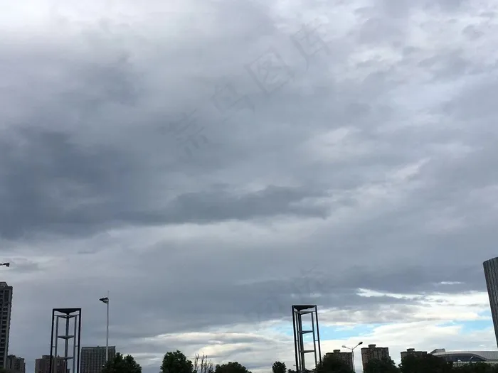 天空中的云啊