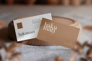 清洁最小的名片实物模型样机与木材小板上的表和轻阴影。