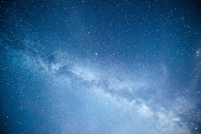 充满活力的夜空，星星、星云和星系。