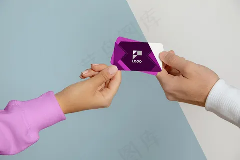 人们交换名片的正面图