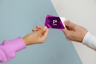 人们交换名片的正面图