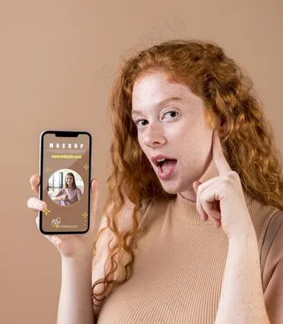 手持智能手机模型样机的年轻女子