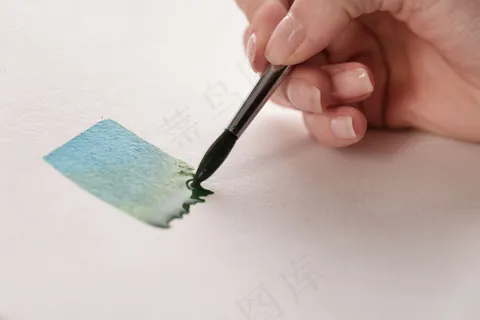 画家在白纸上用毛笔画出五颜六色的条纹 画家在白纸上用毛笔画出五颜六色的条纹