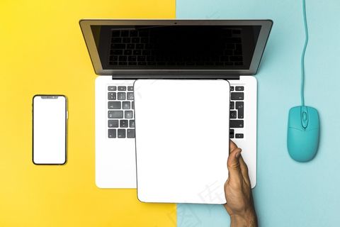 顶视图笔记本电脑、鼠标、手机和平板电脑
