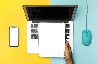 顶视图笔记本电脑、鼠标、手机和平板电脑