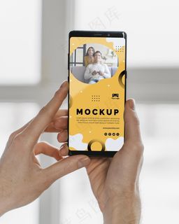 使用手机的妇女