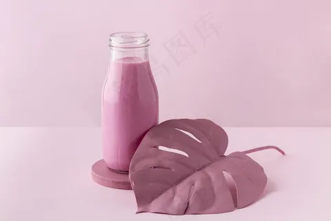 搭配粉色饮料和植物