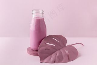 搭配粉色饮料和植物