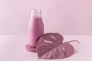 搭配粉色饮料和植物