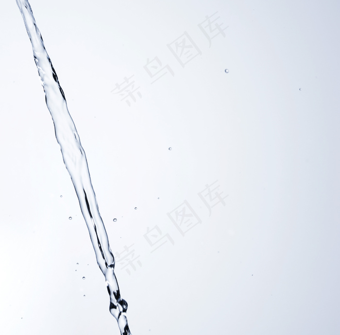 浅色背景下清澈的水流