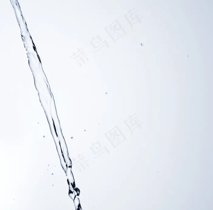浅色背景下清澈的水流