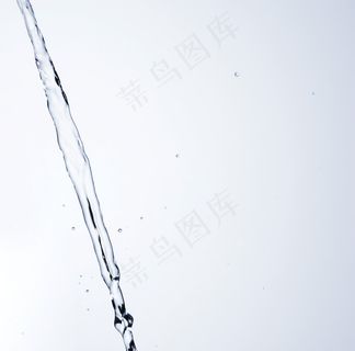 浅色背景下清澈的水流