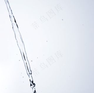 浅色背景下清澈的水流