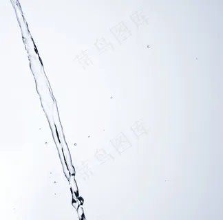 浅色背景下清澈的水流 浅色背景下清澈的水流