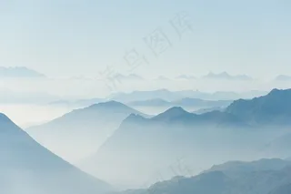 高高的白色山顶和雾笼罩的群山的美丽照片