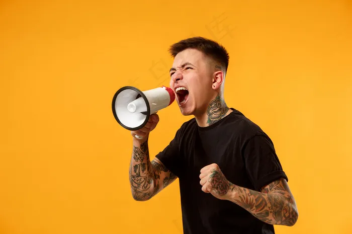 用扩音器宣布