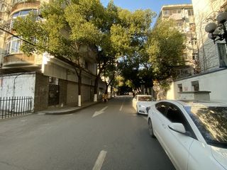 城市道路人行道马路小路树木汽车大院门口