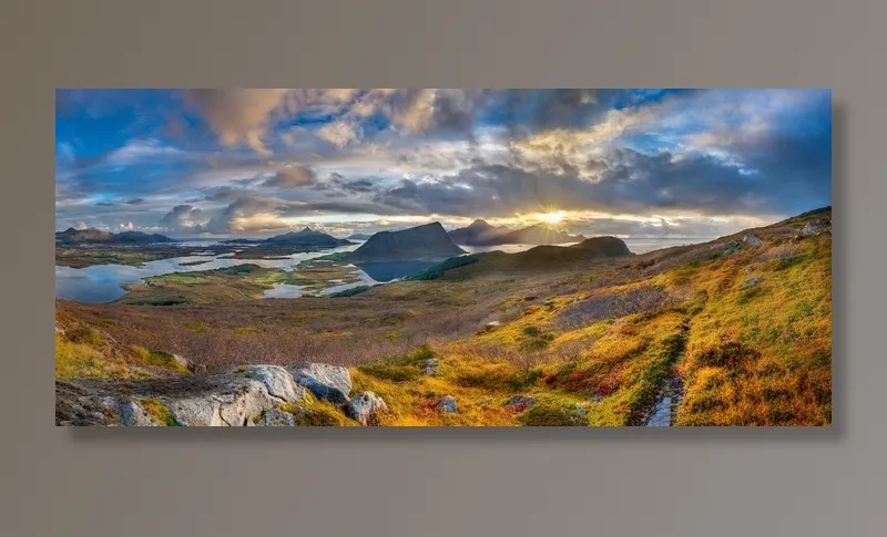 在挪威，蓝色多云的天空下，近水青山的全景照片