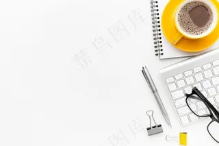 带眼镜的桌面概念框架