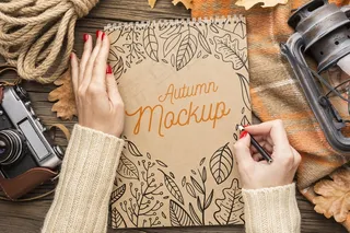 带绳子、相机和灯笼的笔记本