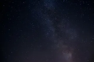 迷人星空的低角度拍摄