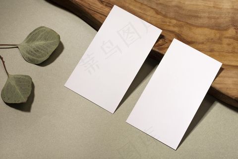 高角度名片和树叶
