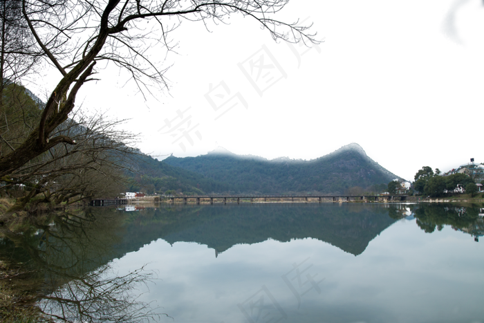 山水连绵水清树绿