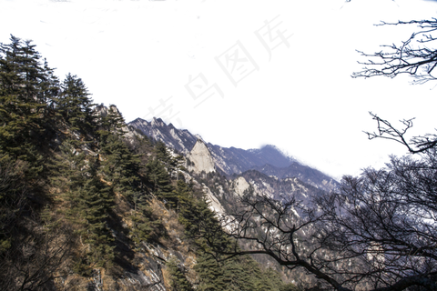 绵延起伏陡峭的大山