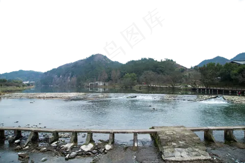清澈的大湖连绵的山 清澈的大湖连绵的山