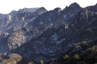 风景秀丽陡峭的山峰