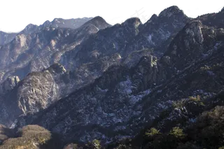 风景秀丽陡峭的山峰