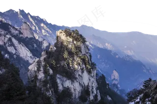 绵延起伏陡峭的大山