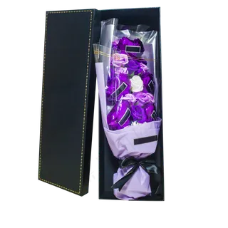 黑色礼盒里的紫色花束