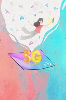 女孩使用5G折叠手机