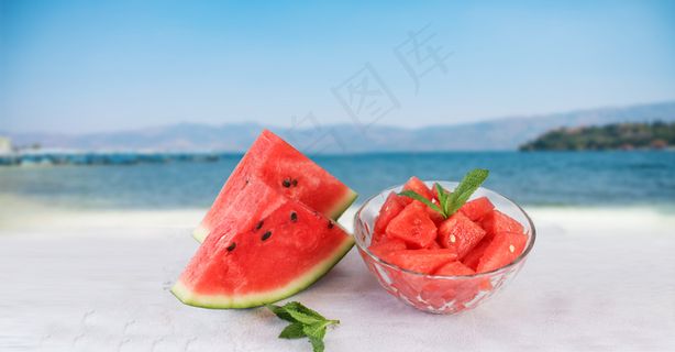 夏日海边的西瓜水果