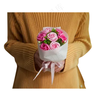 穿黄色毛衣的拿花的人