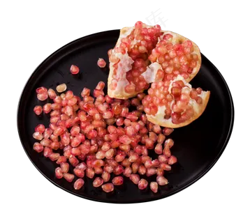 黑色盘子里的石榴石榴粒