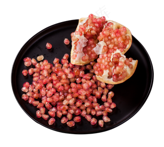 黑色盘子里的石榴石榴粒