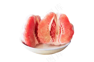 白色盘子装着的红色蜜柚