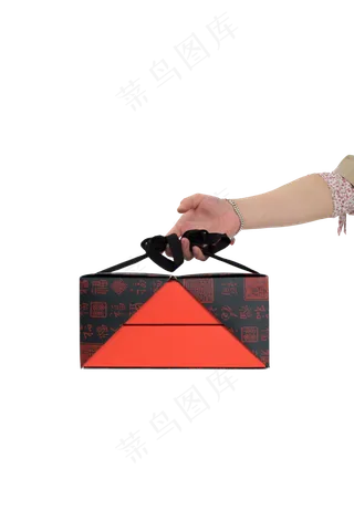 手提着带有粽子的礼盒