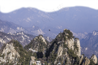 起伏连绵陡峭山峰