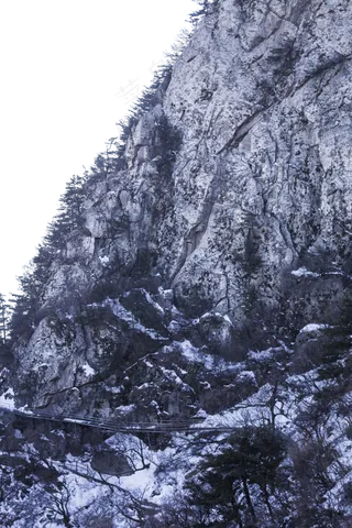 高耸入云陡峭的山峰