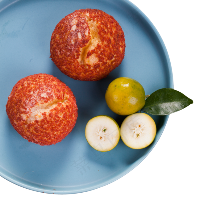 盘子里的水果糕点柠檬