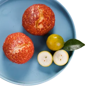 盘子里的水果糕点柠檬