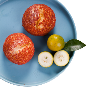 盘子里的水果糕点柠檬