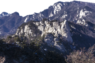 绵延起伏陡峭的大山